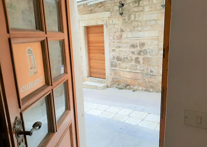 Апартаменти And Town Gate Hvar *